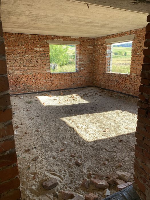 Капітальний будинок біля траси Київ-Чоп (с. Ясенів) під житло і бізнес