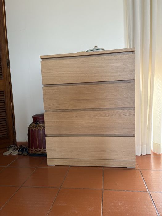 Mobília em excelente estado | Mesa, cadeiras, cómoda e mesas de cabeceira