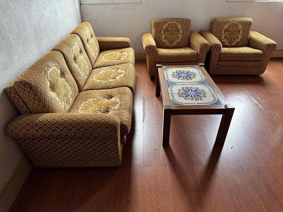 Conjunto com sofá cama, cadeirões e mesa de centro