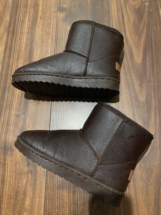 Дві пари уггів  38 р