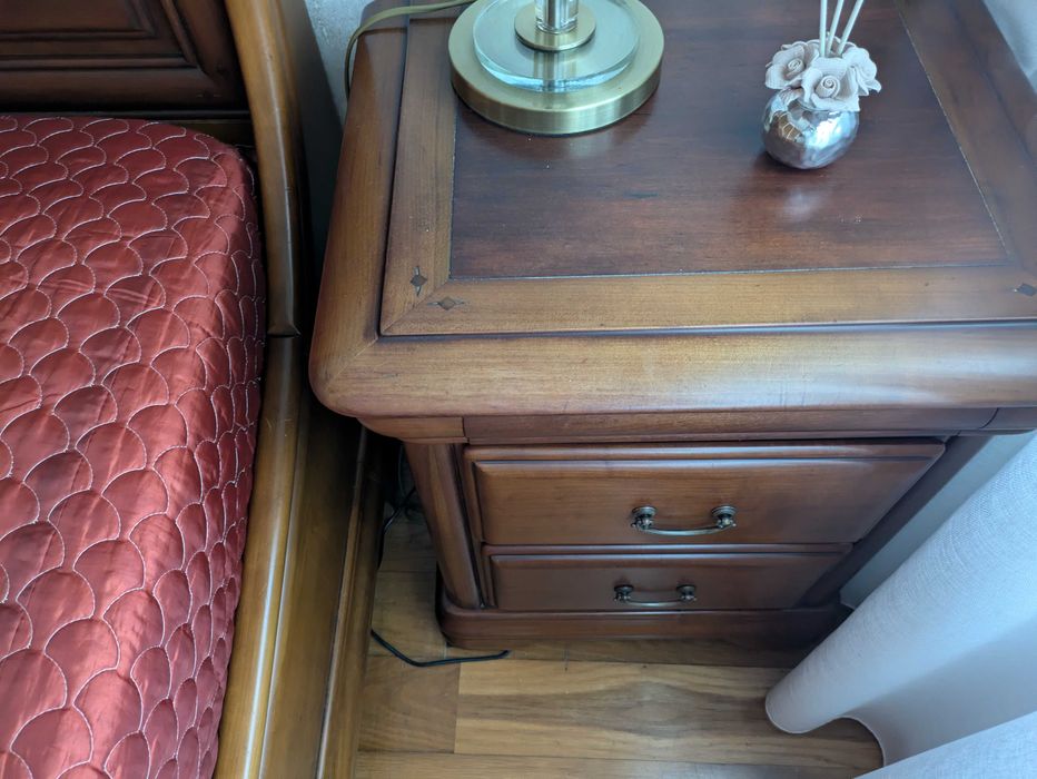 Mobilia quarto, em madeira Cerejeira. Cama+ duas mesas cabeceira+ poltrona +camiseiro