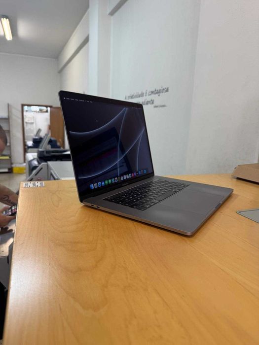 MacBook Pro 2017 15"64738736951939122