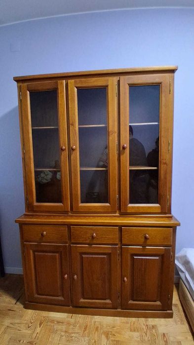 Armário de madeira com portas de vidro