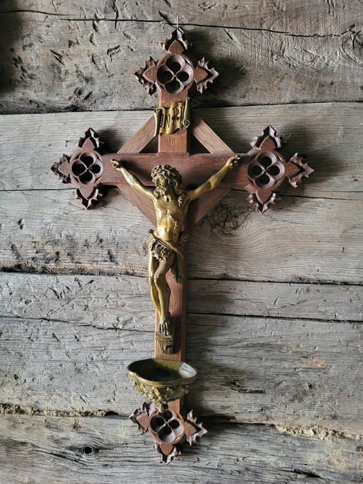 Rzeźbiony drewniany krzyż neogotycki kropielnica do kościoła