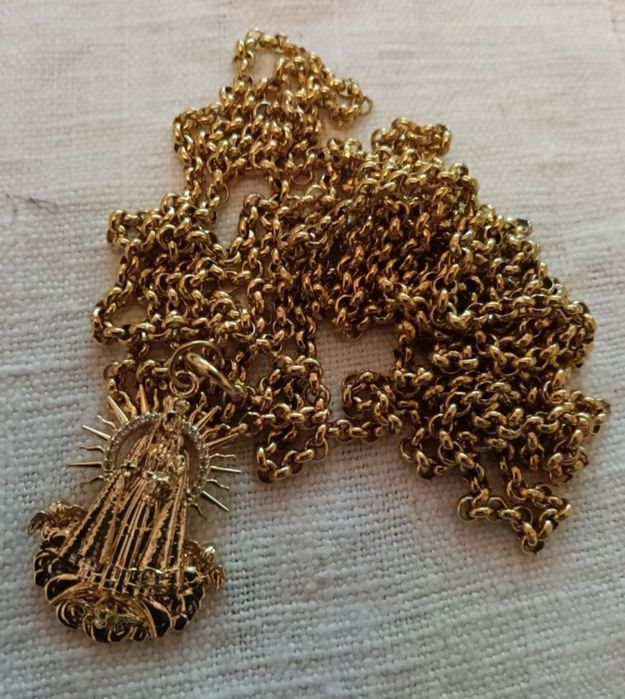 Cordão com medalhão