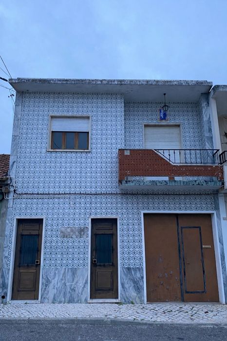 Moradia com 2 pisos independentes, garagem e quintal – Almeirim