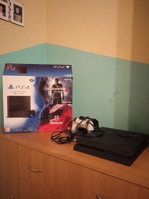 Продається PlayStation 4. 1 TB  пам'яті.