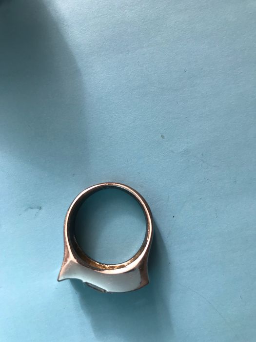 Anel de senhora com pedras