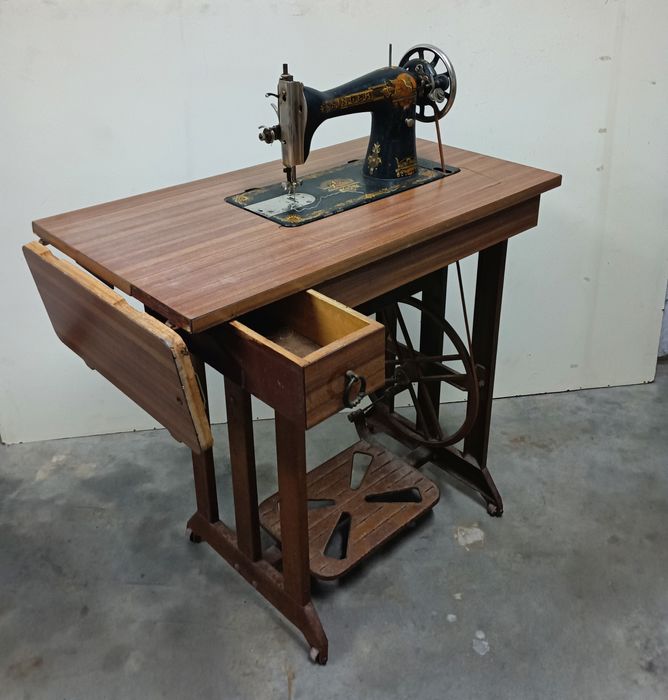 Antiga Máquina de costura marca SINGER a funcionar perfeitamente, 
Exe