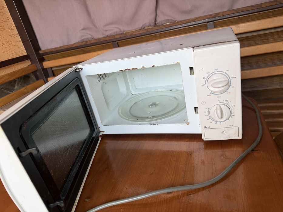 Мікрохвильовка SAMSUNG CE2718 NR 750Bт, Гриль 1100Вт