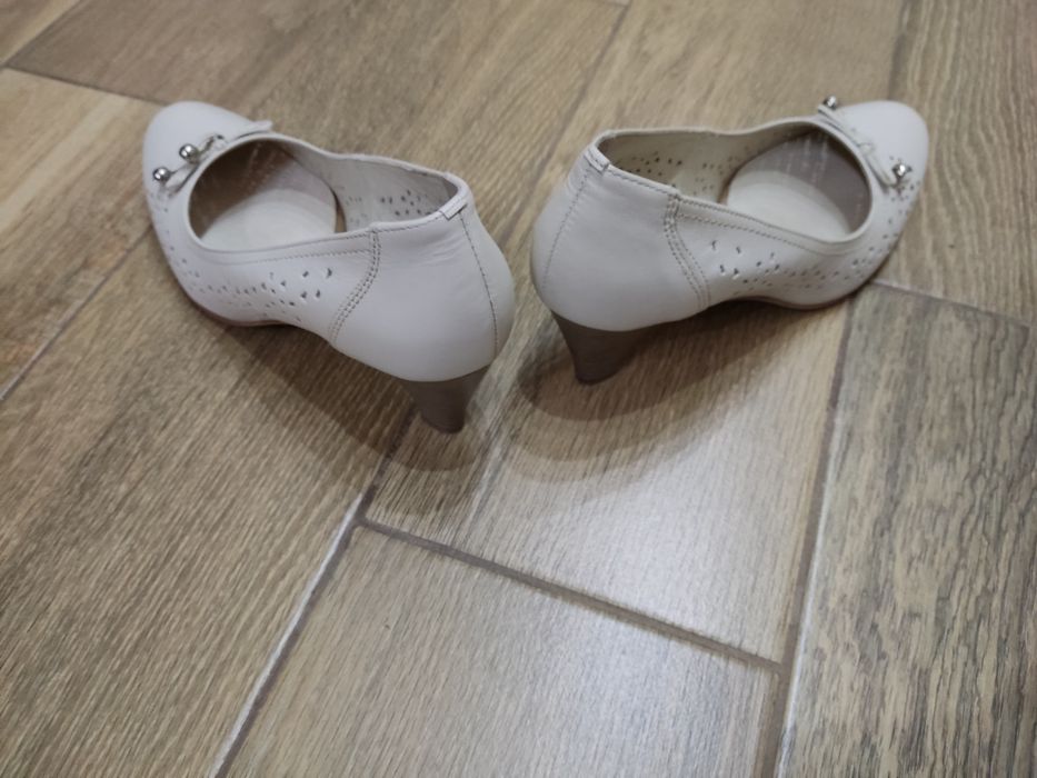 Kremowe pantofle buty Lasocki 41 skóra bdb jak nowe