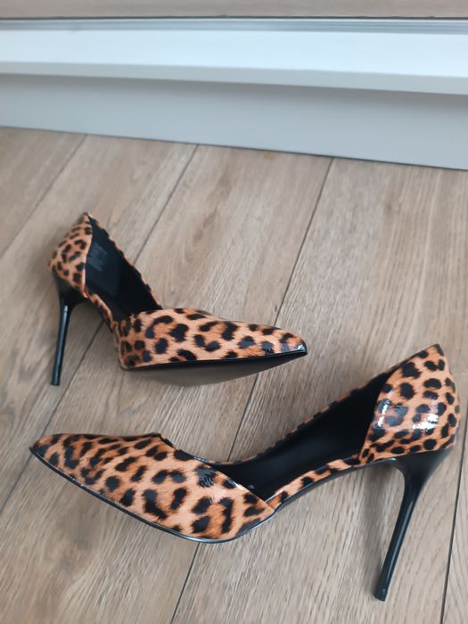 Burgundowe wysokie obcasy