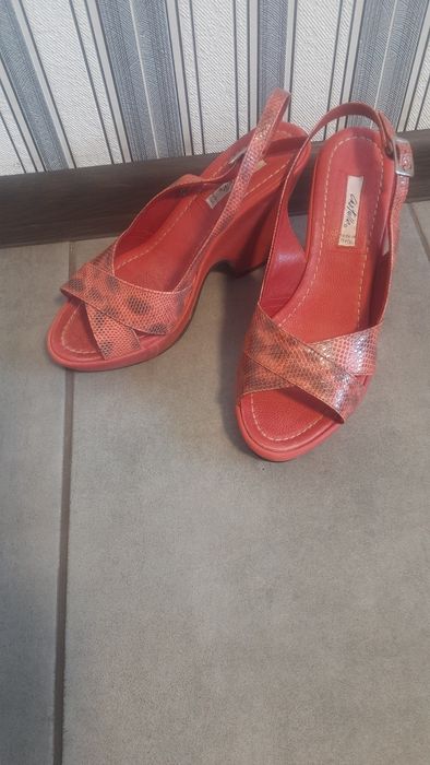 Босоніжки танкетка