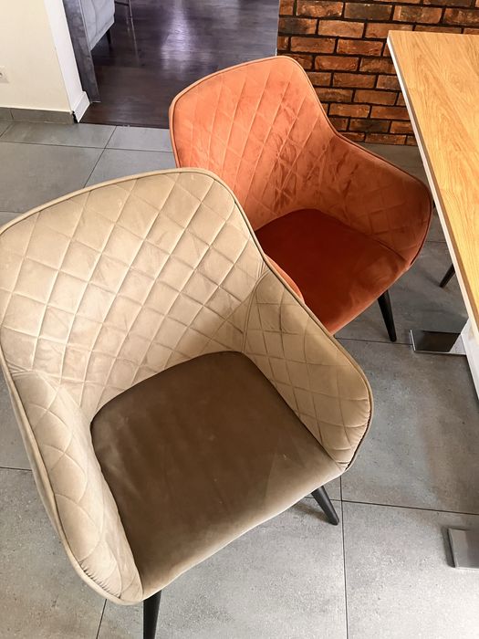 Komplet krzeseł pikowanych ze stołem