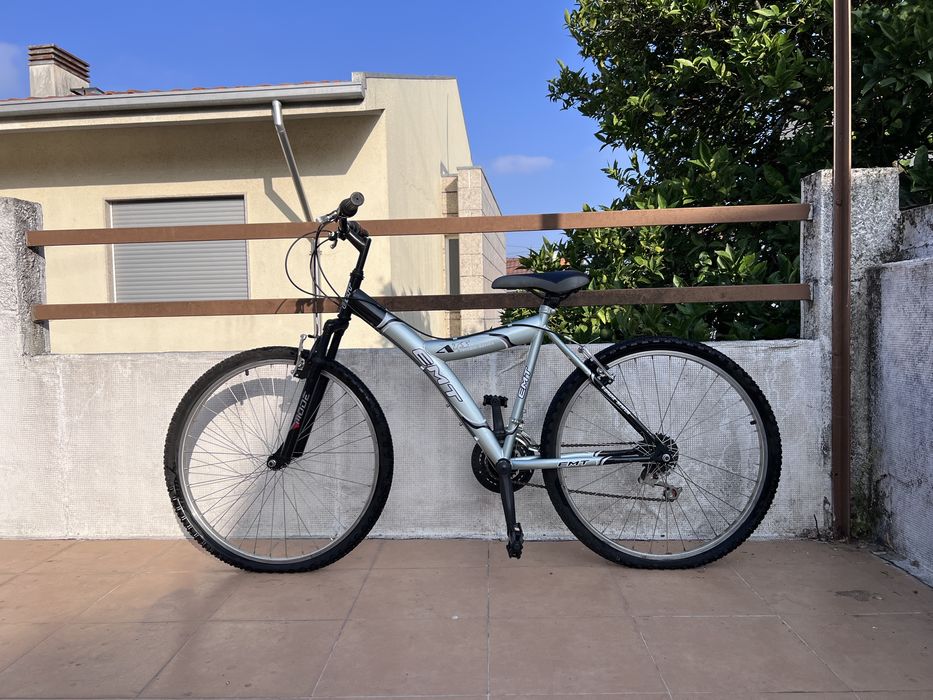 Bicicleta Bike EMT Terrain Series (TS), estilo mountain bike.
