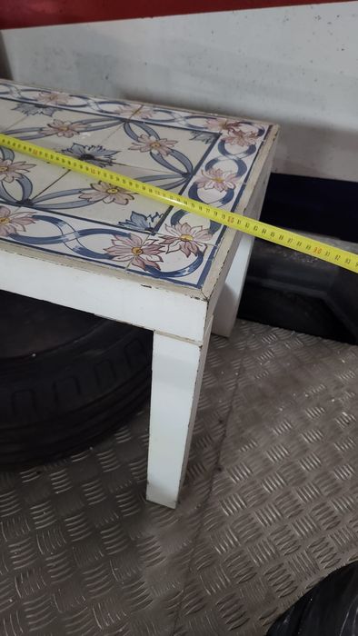 Vendo mesa de apoio madeira branca forrada a azulejos usada