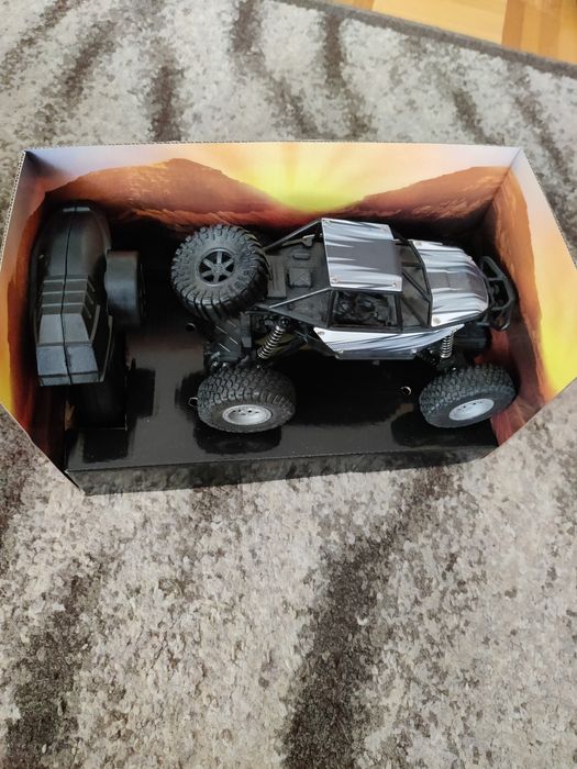 Zestaw 2 auta zdalnie sterowane off road car + samochód Carrera RC