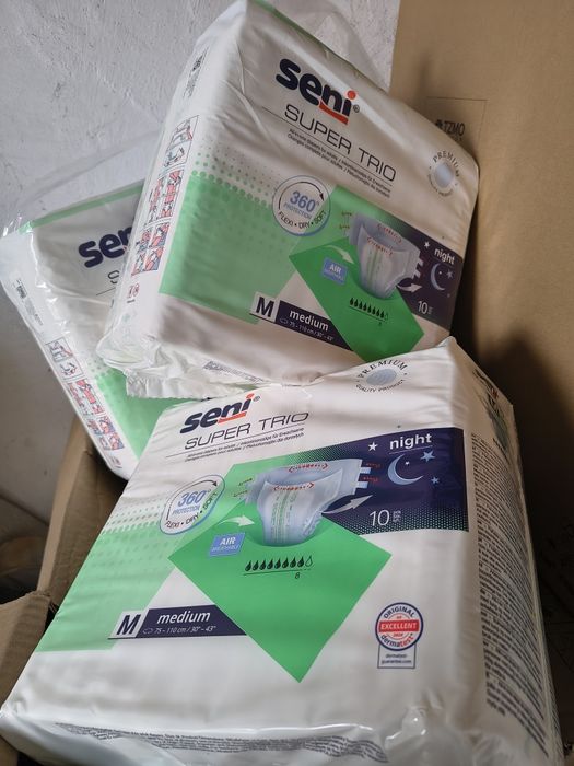 Trzy opakowania pieluchomajtek seni rozm M