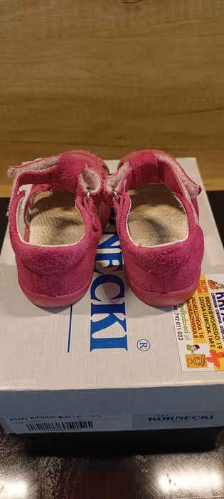 Sandały dziewczęce z kwiatkiem