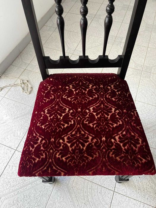 Mesa de madeira com 6 cadeiras