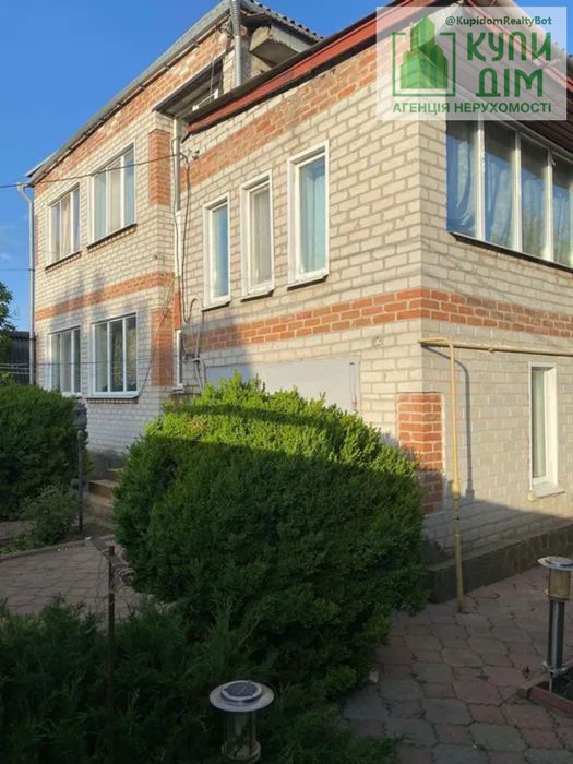 Продам двохповерховий будинок в м.Знам'янка