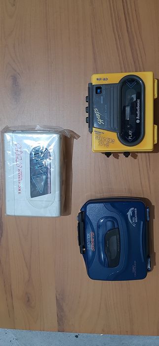 Rádio portátil com deck de cassetes