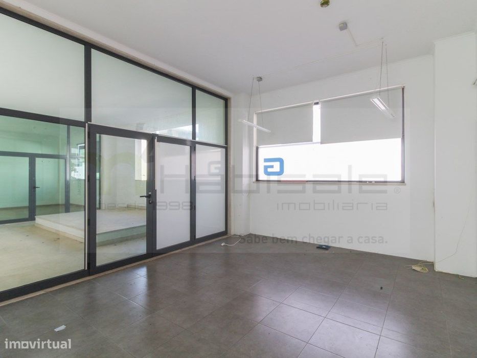 Loja de 50 m2, na Quinta do Conventinho, Santo António dos Cavaleir...