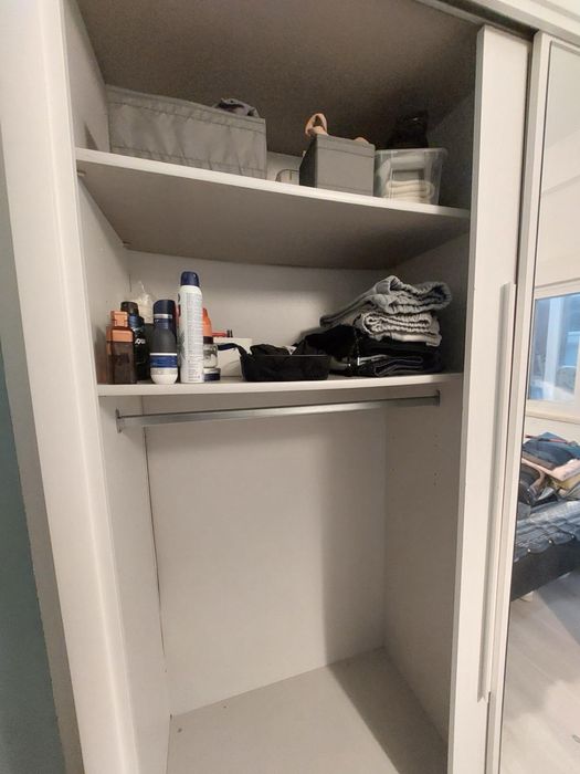 Guarda Fatos com portas deslizantes.