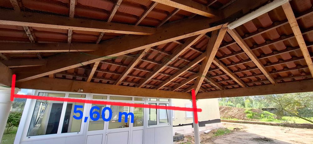 Telhado completeto em madeira com telhas