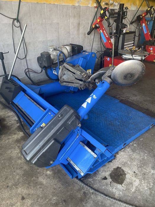 Maquina de desmontagem/montagem de pneus pesados e agriculas