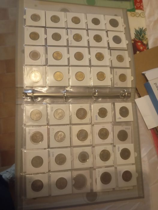 à venda: 
cerca de 450 moedas de diferentes países.