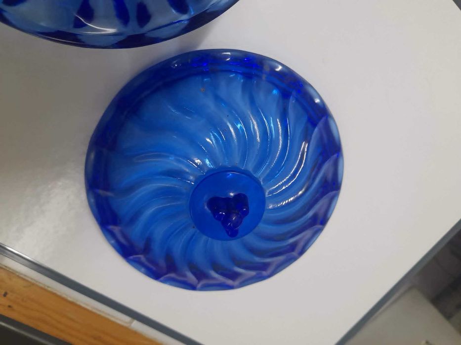 Bomboniere vintage em vidro prensado azul cobalto