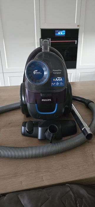 Mocny bezworkowy odkurzacz PHILIPS PowerPro Compact o mocy 1800W.