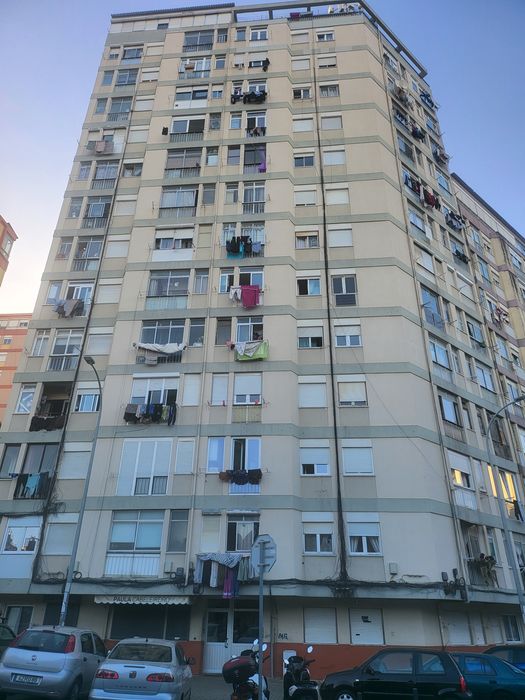 T1, Reboleira com contrato de arrendamento, junto ao centro de saúde