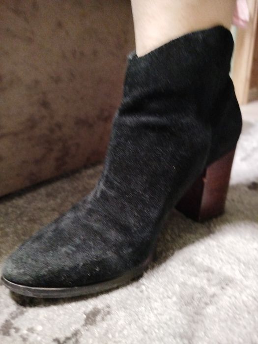 Продам замшеві натуральні ботильони ботинки