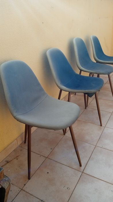 4 cadeiras com estrutura em ferro
