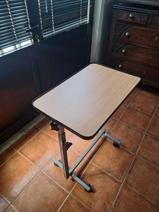 Mesa de apoio com altura ajustável