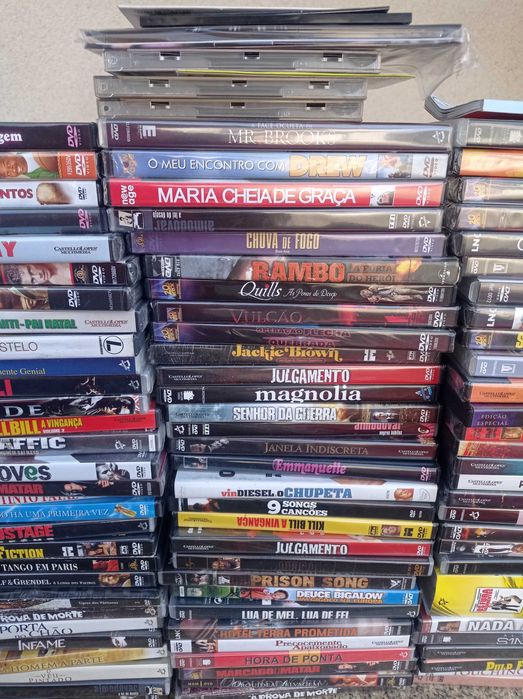 Mais de 90 DVDs de grandes clássicos originais.