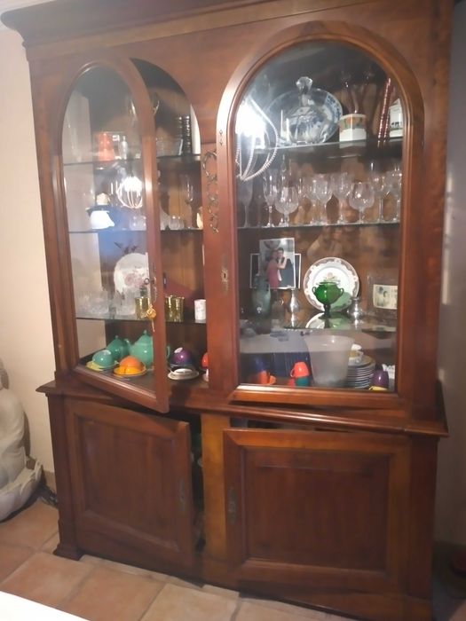 Móvel cristaleira em nogueira maciça da Ambitat