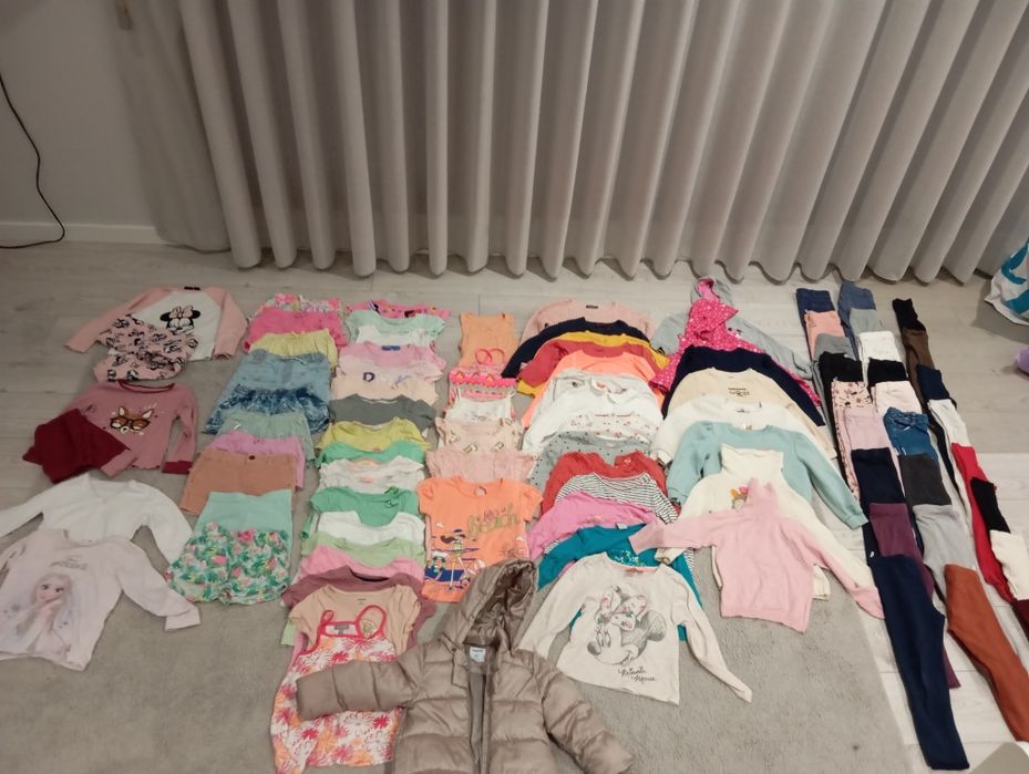 91 peças de roupa para meninas entre 4 e 5 anos