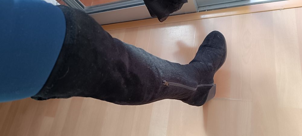 Botas pretas de camurça com fecho de lado. Tamanho 35. Acima do joelho