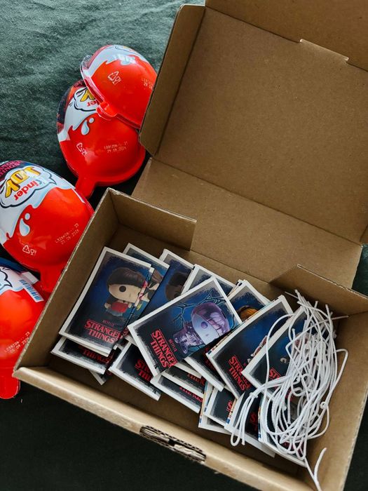 Ramka kolekcjonerska Stranger Things unikatowa z całą kolekcją figurek
