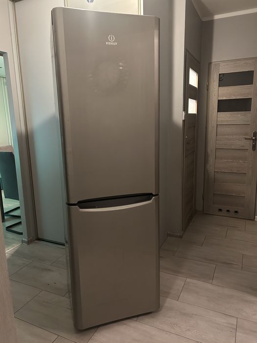 Lodówka/chłodziarko-zamrażarka Indesit 187 cm inox srebrna