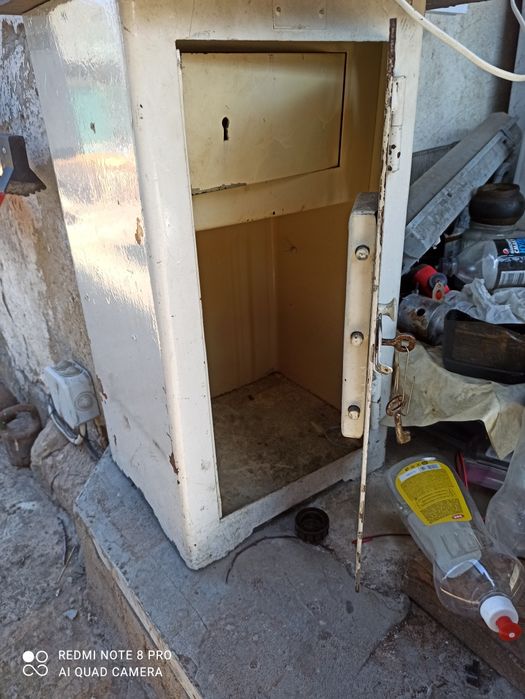 Сейф с двумя ключами