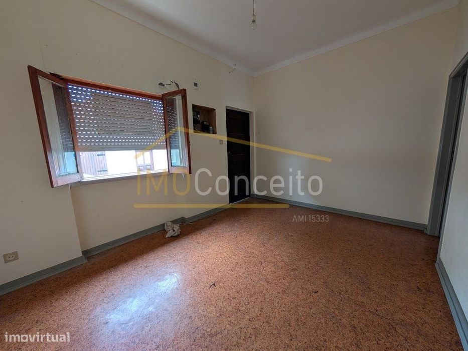 Moradia T3+ terreno + garagem para remodelação Assentis