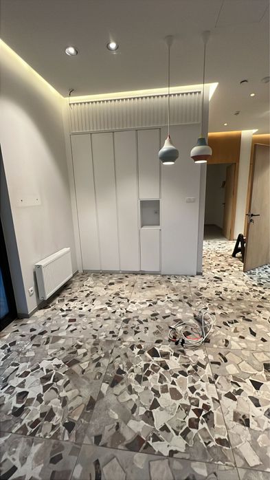 Zabudowa stolarska z kliniki stomatogicznej  – szafa, wysoka jakość