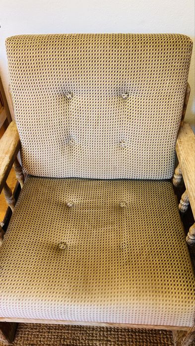 Par de Poltronas  em Madeira Maciça e Estofado