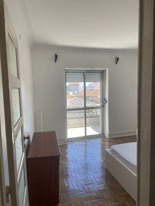 Aluga-se quarto em Almada