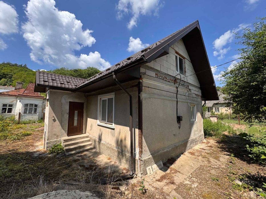 Будинок з ділянкою біля парку