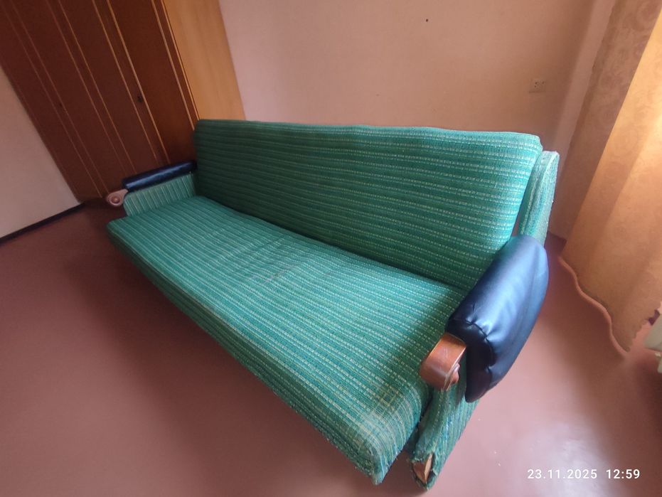 Продам диван на дачу